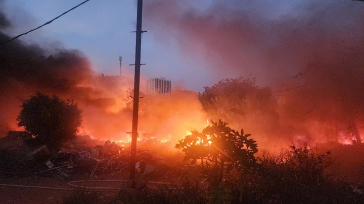 Clip: Đốt rác gây cháy dữ dội kèm theo tiếng nổ chói tai ở Đắk Lắk