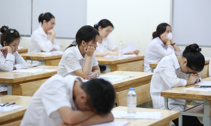 Bất ngờ kết quả bài thi khảo sát lớp 12 ở Hà Nội, cảnh báo nguy cơ trượt tốt nghiệp THPT