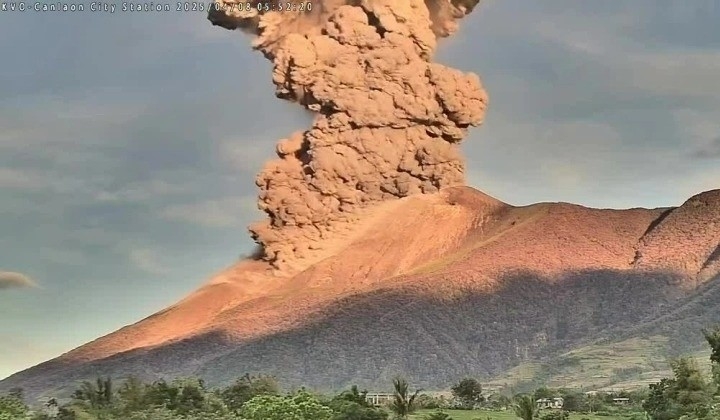 Cận cảnh núi lửa ở Philippines phun trào, cột khói cao tới 4.000 m 