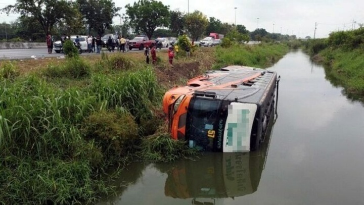 Xe buýt đưa đón nhân viên lao xuống mương ở Thái Lan, 21 người nhập viện