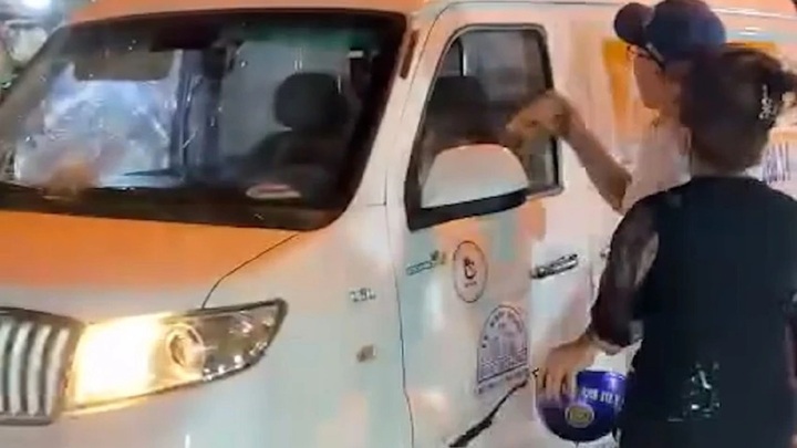 Tài xế vái lạy, van xin vẫn bị đập vỡ kính ô tô ở TP.HCM nói gì?