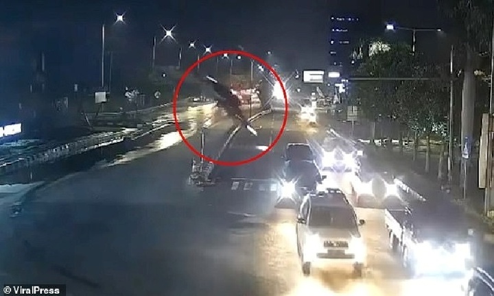 Clip: Xe ô tô lao ra khỏi cầu vượt chưa xây xong vì đi theo Google Maps