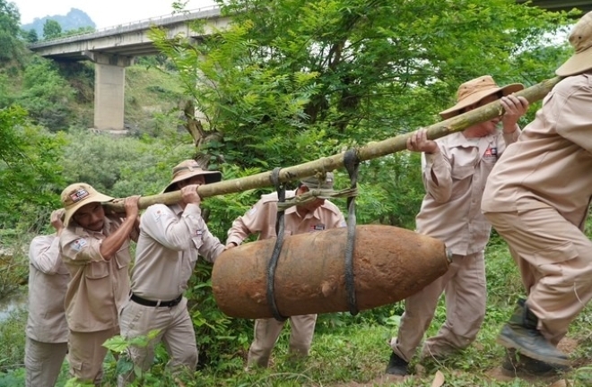 Đi thăm rẫy, người đàn ông phát hiện quả bom nặng hơn 3 tạ bên bờ suối
