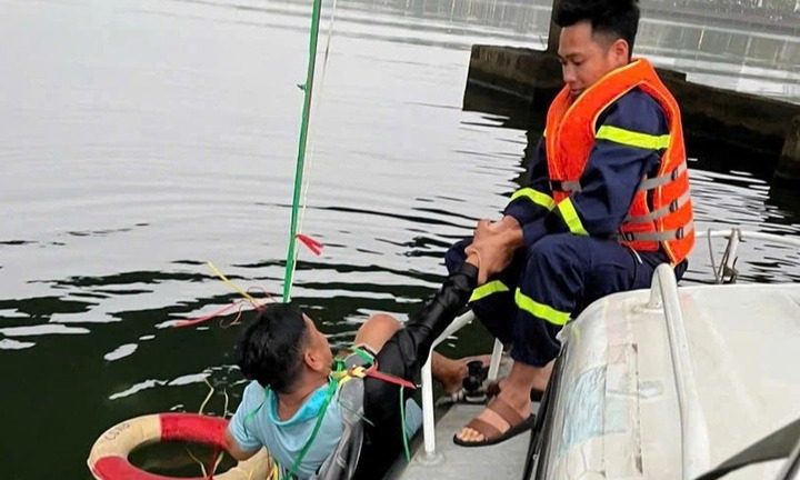 Kịp thời giải cứu người đàn ông nhảy sông Hương tự tử