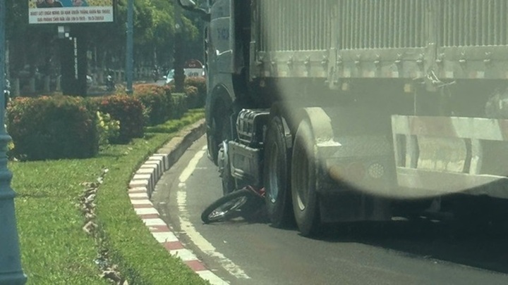 Tai nạn giao thông thương tâm ở Đắk Lắk, chồng đau đớn ôm thi thể vợ khóc ngất giữa đường