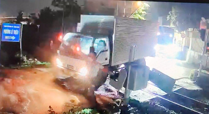 Clip: Xe tải cố tình vượt gác chắn đường sắt, tài xế thoát chết trong gang tấc