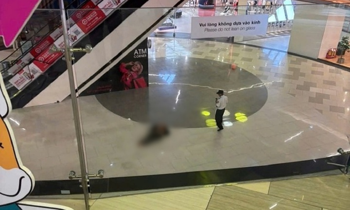 Vụ người đàn ông nghi rơi từ tầng cao trung tâm thương mại ở TP.HCM xuống đất: Camera ghi lại gì?