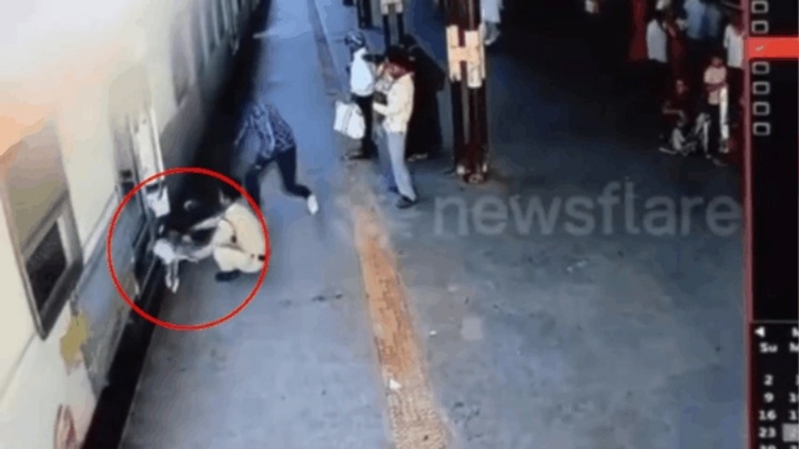 Clip: Thót tim cảnh bé gái rơi khỏi tàu vừa lăn bánh, kỳ diệu thoát nạn