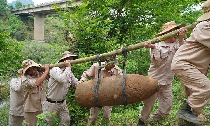 Tin tức thời sự hôm nay (11/4): Đi thăm rẫy, hoảng hồn phát hiện quả bom nặng 3 tạ