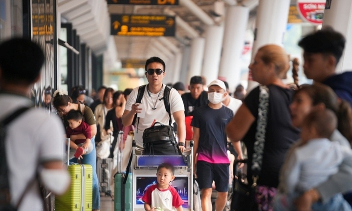 Sân bay Tân Sơn Nhất dự kiến đón 120.000 lượt khách/ngày trong dịp lễ 30/4-1/5