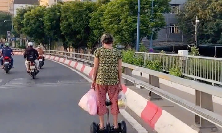 Xử phạt cụ bà đi xe điện cân bằng vi vu giữa phố ở TP.HCM