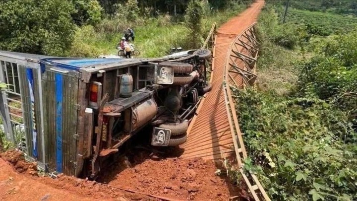 Hiện trường vụ sập cầu dân sinh ở Lâm Đồng