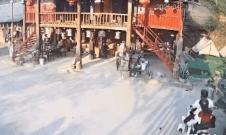 Clip: Đôi nam nữ đi phượt, phi xe máy với tốc độ 