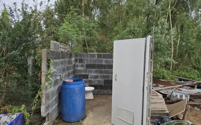 Chứng kiến mái nhà bị bão cuốn phăng, người phụ nữ hoảng sợ đến ngưng tim