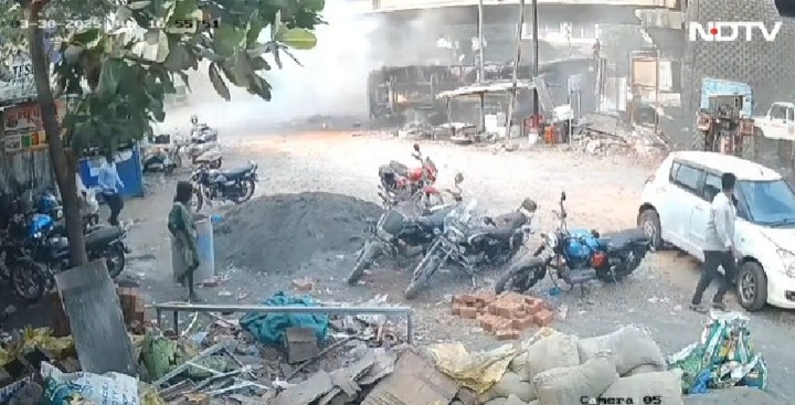 Clip: Dầu hỏa tràn lan, bốc cháy ngùn ngụt sau vụ lật xe bồn tại giao lộ