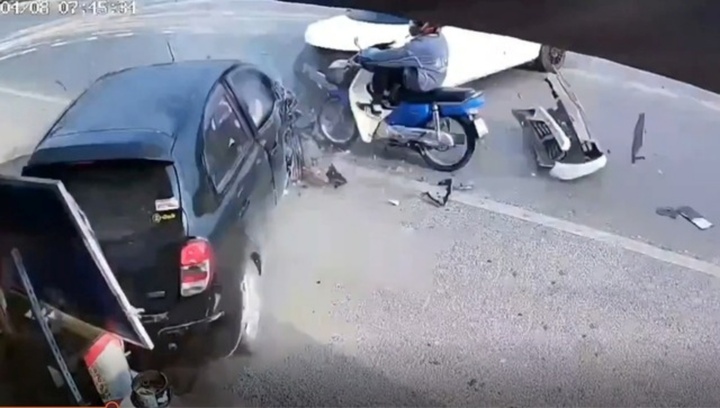 Clip: Hãi hùng khoảnh khắc hai ô tô đối đầu, xe máy kẹt giữa 