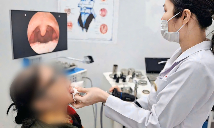 Ho dai dẳng, đi khám, cụ bà phát hiện thứ không ngờ mắc trong amidan