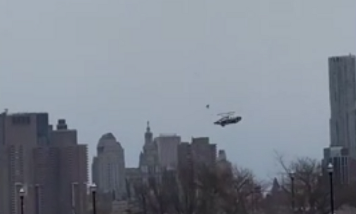 Clip: Máy bay trực thăng gãy đuôi trên không rồi rơi xuống sông ở Mỹ, 6 người tử vong thương tâm