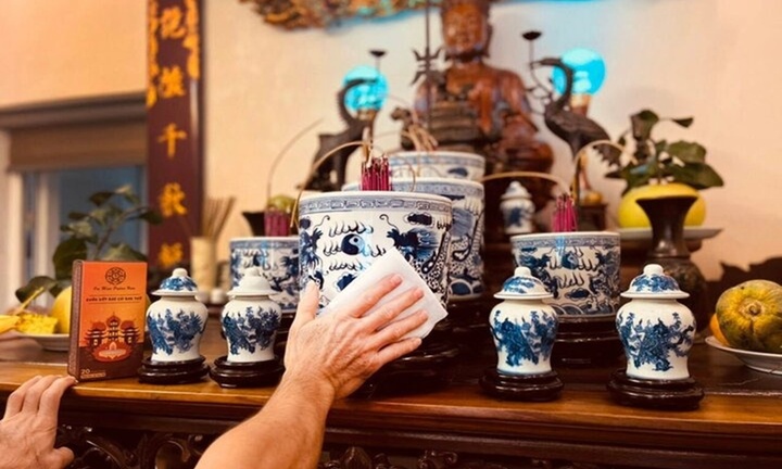 Vì sao không nên dùng nước lã để lau bàn thờ?