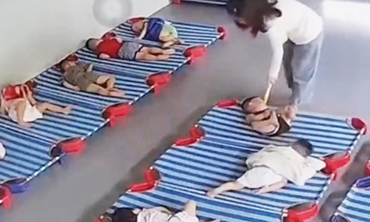 Vụ trẻ 20 tháng tuổi bị xách ngược, đánh dã man: Bé được chẩn đoán chấn động não