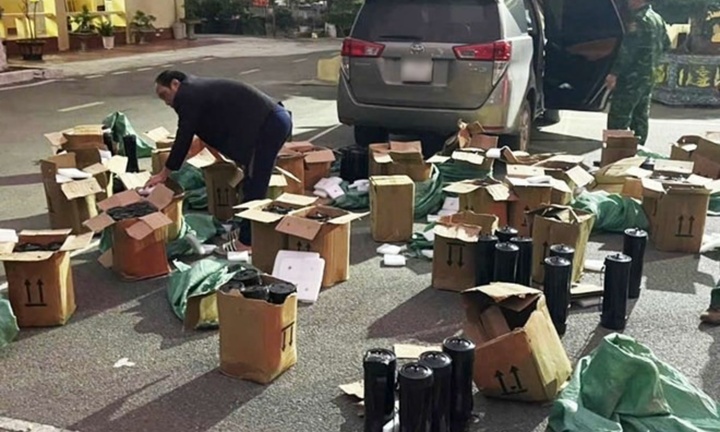 Bắt giữ 3 xe vận chuyển 352 bình khí cười ở Quảng Ninh