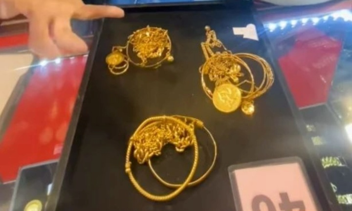 Người chồng tìm thấy vàng trong giường vợ, con dâu mang bán đi và cái kết bất ngờ