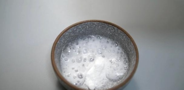 Rắc một nắm bột trắng vào ấm đun nước có tác dụng gì ?