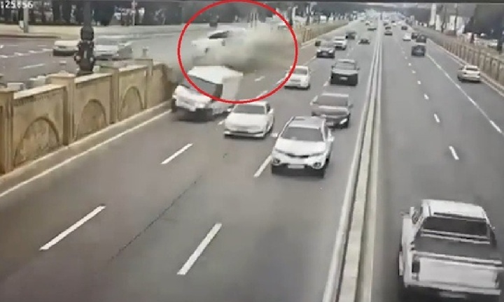 Clip: Ô tô đâm sập tường,