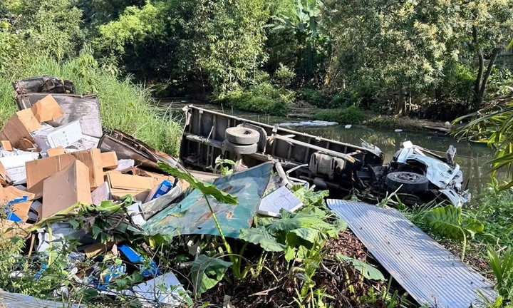 Hiện trường ô tô mất lái, lao xuống taluy khiến 3 người bị thương nặng ở Lào Cai