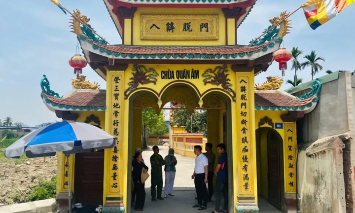 Phát hiện thi thể trẻ sơ sinh cuốn chặt trong áo mưa đặt trước cổng chùa