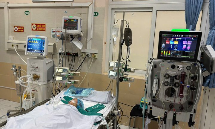 40 giờ lọc máu cứu sống bé gái 14 tháng tuổi mắc tay chân miệng