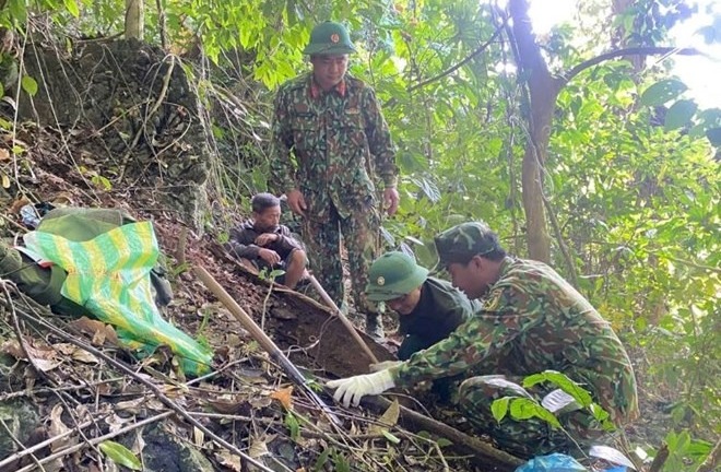 Phát hiện 2 hài cốt liệt sĩ trong hốc đá ở Quảng Trị: Di vật có dép rọ, kẹp tóc, ví nữ