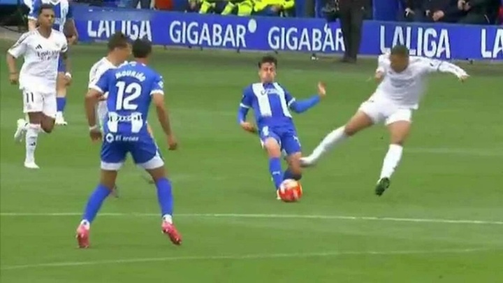 Trước trận  "đại chiến " với  Arsenal, Mbappe nhận án phạt cấm thi đấu