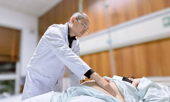 Cân nặng quá khổ trên 100kg, cô gái trẻ rơi vào trầm cảm 