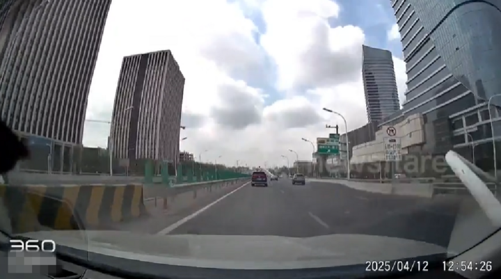 Clip: Cột đèn bất ngờ đổ, đè trúng ô tô con đang chạy trên đường