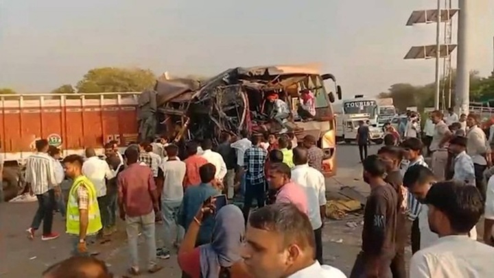 Clip: Xe buýt tông trực diện đầu xe tải, 5 người nguy kịch