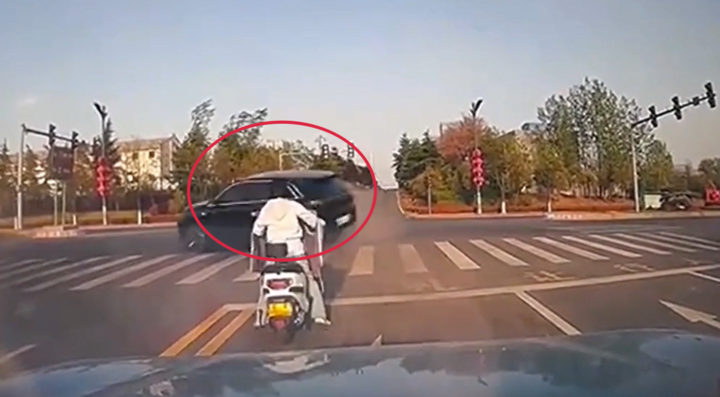 Clip: Hai ô tô tông nhau kinh hoàng ở ngã tư, cô gái thoát nạn nhờ phản ứng 