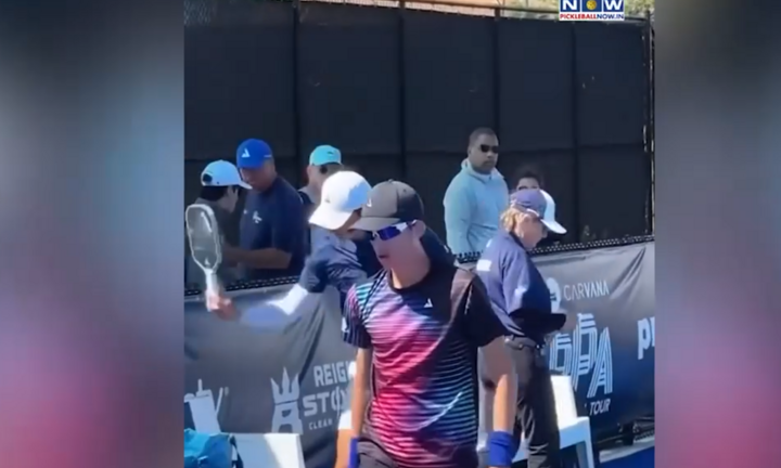 Clip: Bại trận trước đối thủ 16 tuổi, tay vợt pickleball số 1 thế giới cay cú đập vợt ngay trên sân