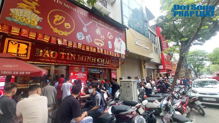 Vàng lên đỉnh cao 118 triệu đồng/lượng: Chờ gần 4 tiếng để mua 1 chỉ vàng nhẫn