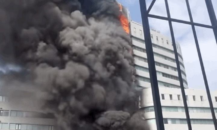 Clip:  Cháy lớn tại tòa nhà 18 tầng ở Hà Nội, khói, lửa bốc lên ngùn ngụt