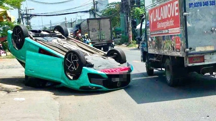 Tin tức tai nạn giao thông mới nhất ngày 19/4: Ô tô lật ngửa sau va chạm với taxi 