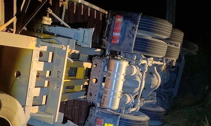 Clip: Lật xe đầu kéo chở hàng tấn gỗ keo, tài xế tử vong thương tâm