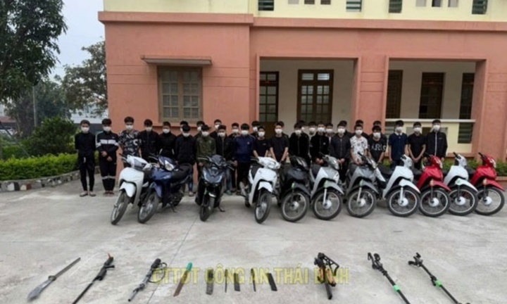 Khởi tố 22 thanh thiếu niên mang dao, kiếm tìm đối thủ để 