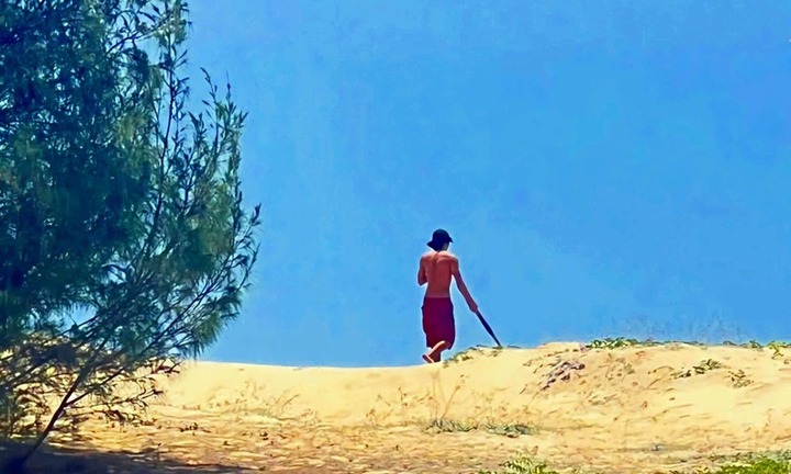 Khống chế gã đàn ông phê ma tuý, cầm hung khí bơi ra biển cố thủ ở Bình Thuận