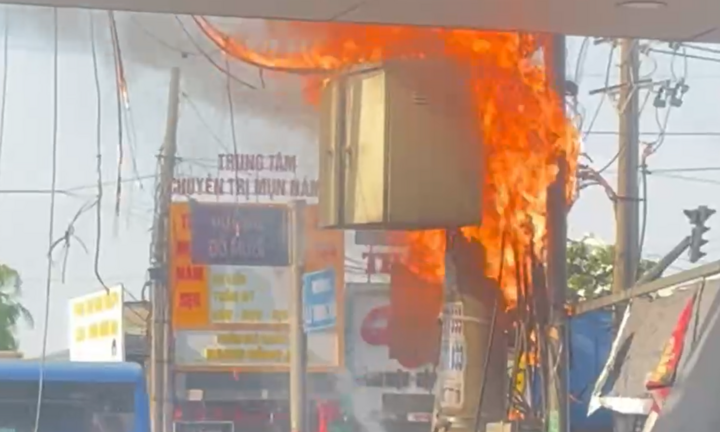 Clip: Lửa cháy đỏ rực trên trụ điện kèm nhiều tiếng nổ lớn ở Bình Dương