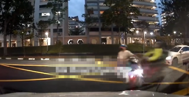 Clip: Hai xe máy đấu đầu giữa ngã ba, tài xế ngã