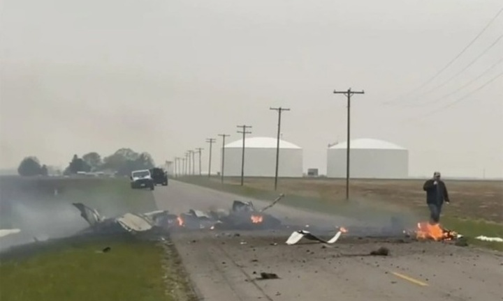 Clip:  Máy bay đâm vào dây điện, rơi xuống đường, 4 người tử vong thương tâm