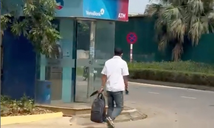 Clip: Người đàn ông bịt mặt, xông vào ngân hàng cướp tiền ở Hà Nội