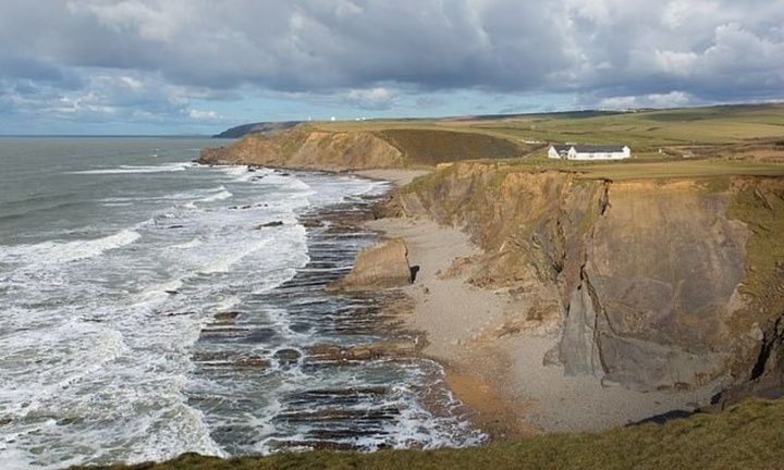 Cứu 3 cô gái thoát dòng nước dữ, nam sinh viên bị sóng cuốn, tử vong thương tâm