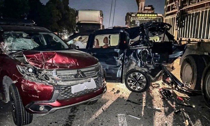 Hiện trường vụ tai nạn liên hoàn trên cao tốc Nội Bài- Lào Cai, nhiều ô tô hư hỏng, mảnh vỡ văng khắp nơi